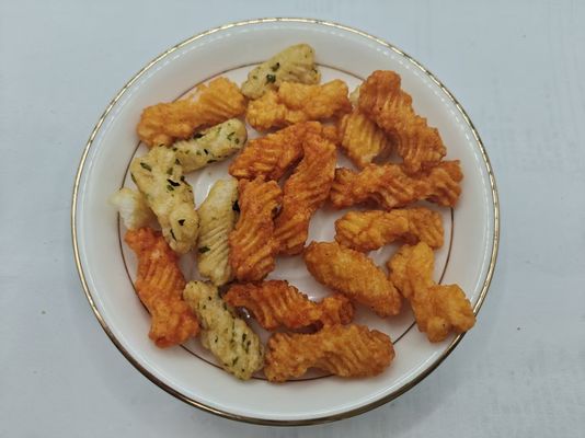 Các bánh giòn cơm hỗn hợp với hương vị nước biển và nước sốt đậu nành
