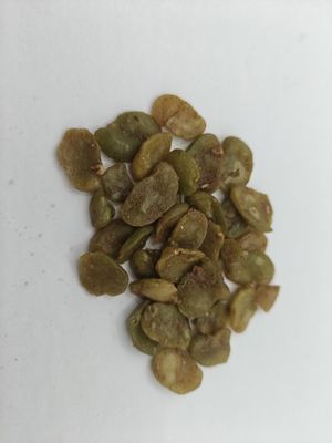 Bánh tỏi vàng đen được pha trộn với hạt đậu phông màu ngọc lam