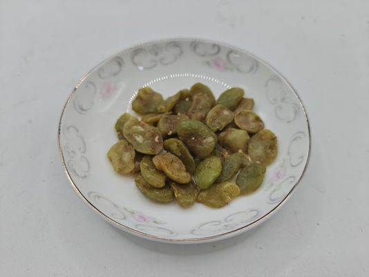 Bánh tỏi vàng đen được pha trộn với hạt đậu phông màu ngọc lam