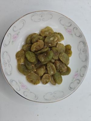 Bánh tỏi vàng đen được pha trộn với hạt đậu phông màu ngọc lam