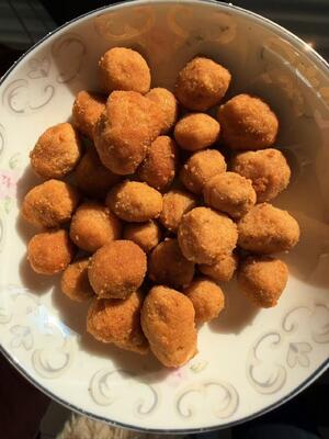 Thức ăn nhẹ đậu phộng có lớp phủ ngon với lòng đỏ trứng muối và hương vị cay để cung cấp quy mô lớn