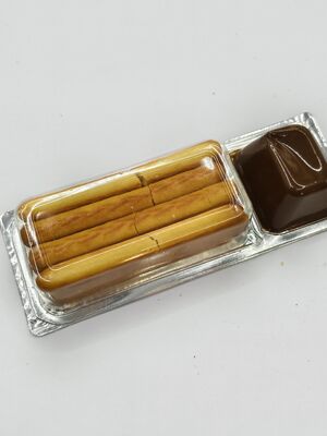 Bánh quy giòn chấm sô cô la hảo hạng với 22% chất rắn ca cao và muối hồng Himalaya trong túi hai ngăn niêm phong