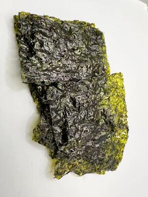 Thức ăn nhẹ từ rong biển nướng với hương vị muối biển - Trộn đồ ăn nhẹ lành mạnh không chứa gluten và ít chất béo