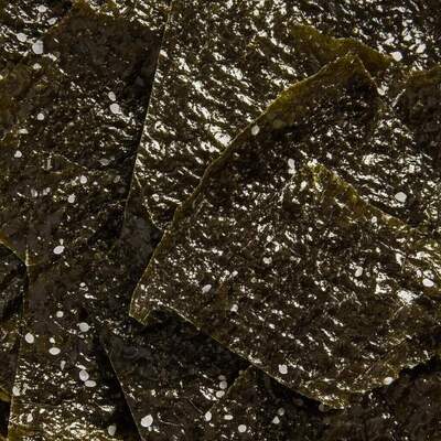 Thức ăn nhẹ từ rong biển nướng với hương vị muối biển - Trộn đồ ăn nhẹ lành mạnh không chứa gluten và ít chất béo