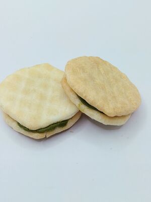 Các bánh quy gạo cao cấp chứa matcha với kết cấu giòn và hương vị cân bằng cho đồ ăn nhẹ đậu nành