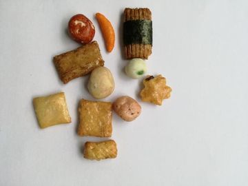 Crispy Baked Rice Cracker Trộn với đậu phộng tráng đậu Hà Lan xanh