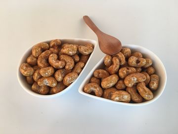 Nguyên liệu hạt điều Đồ ăn nhẹ Nut ngon Sriracha Chili Hương vị hạt điều cay dinh dưỡng đầy đủ OEM